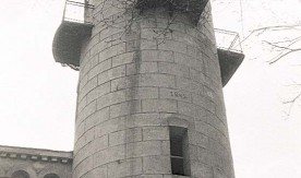 Wieża dworca w Grodzisku wybudowanego w 1845, kwiecień 1980. Fot....